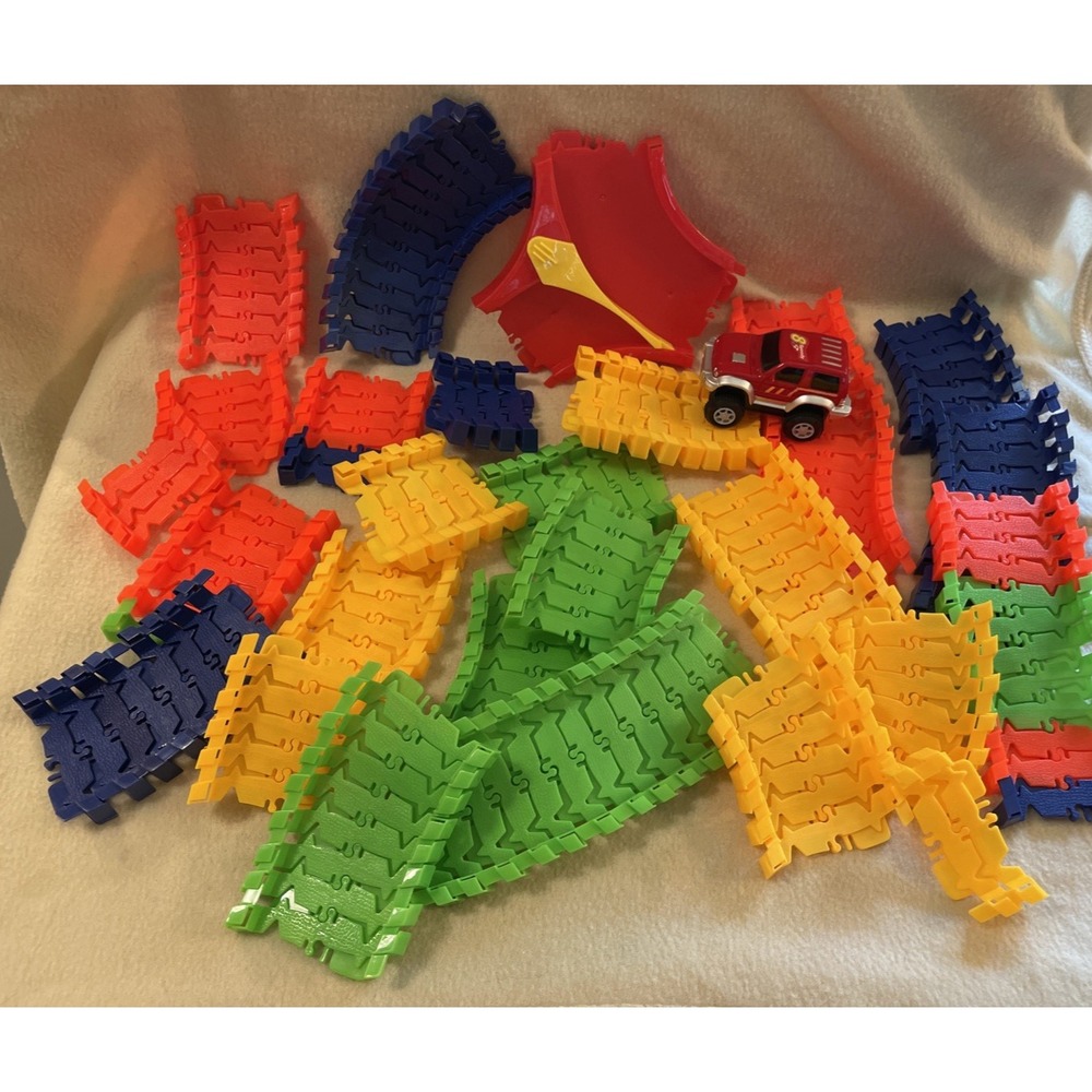 Magic Track Trax Flexible Track Super Snap Speedway Play Building set w/car